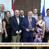 Distinguen a referentes del desarrollo agropecuario nacional